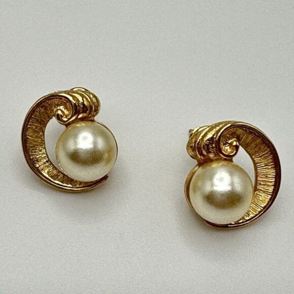 Vintage Costume Earrings Gold Scroll and Pearl Studs 1/2 Inch - Picture 4 of 5